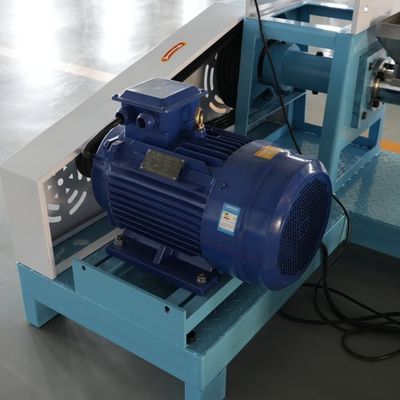 500kg/H ছোট মাছের খাবার পেলেট মেকিং মেশিন 2.2kw কাটিং পাওয়ার