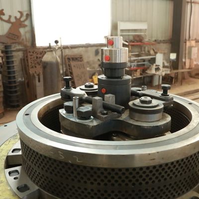 ফ্ল্যাট ডাই উড পেলেট মেশিন 1100kg/ H 800kg/ H শক্তি সঞ্চয় মরিচারোধী