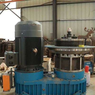 ফ্ল্যাট ডাই উড পেলেট মেশিন 1100kg/ H 800kg/ H শক্তি সঞ্চয় মরিচারোধী