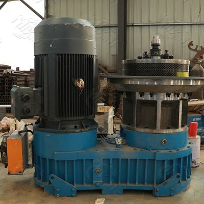 উচ্চ দক্ষতা 15kw কাঠের ছোরা মেশিন গরু ফিড করাত বড়ি মেকার